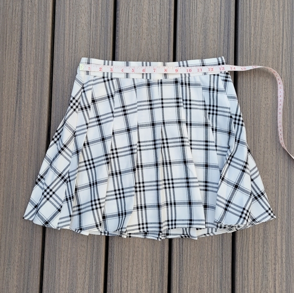 White and Black Plaid Skirt | Size Small | Garage - Picture 3 of 6